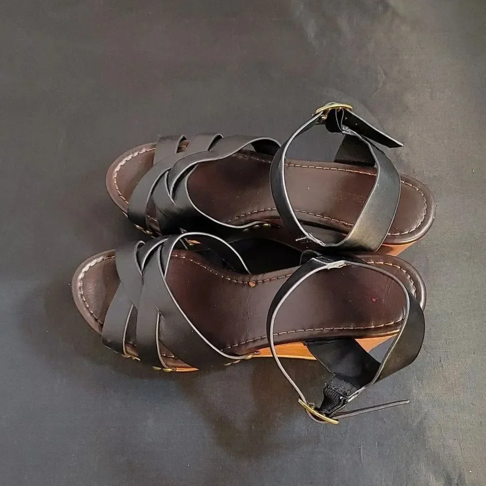 CITYCLASSIFIED ANKLE STRAP ADJUSTABLE BUCK CRISSCROSS OPEN TOE WEDGE SANDAL